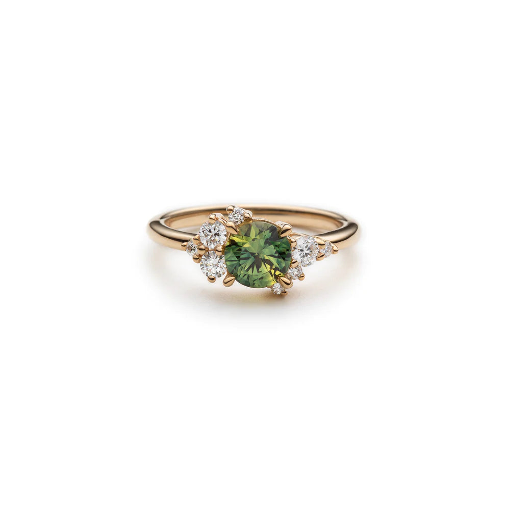 Splendid ring made by jewelry designer Justine Quintal made in Montreal exclusively for Ruby Mardi jewelry store, composed of a green sapphire and diamond, this unique engagement ring is made of gold.
