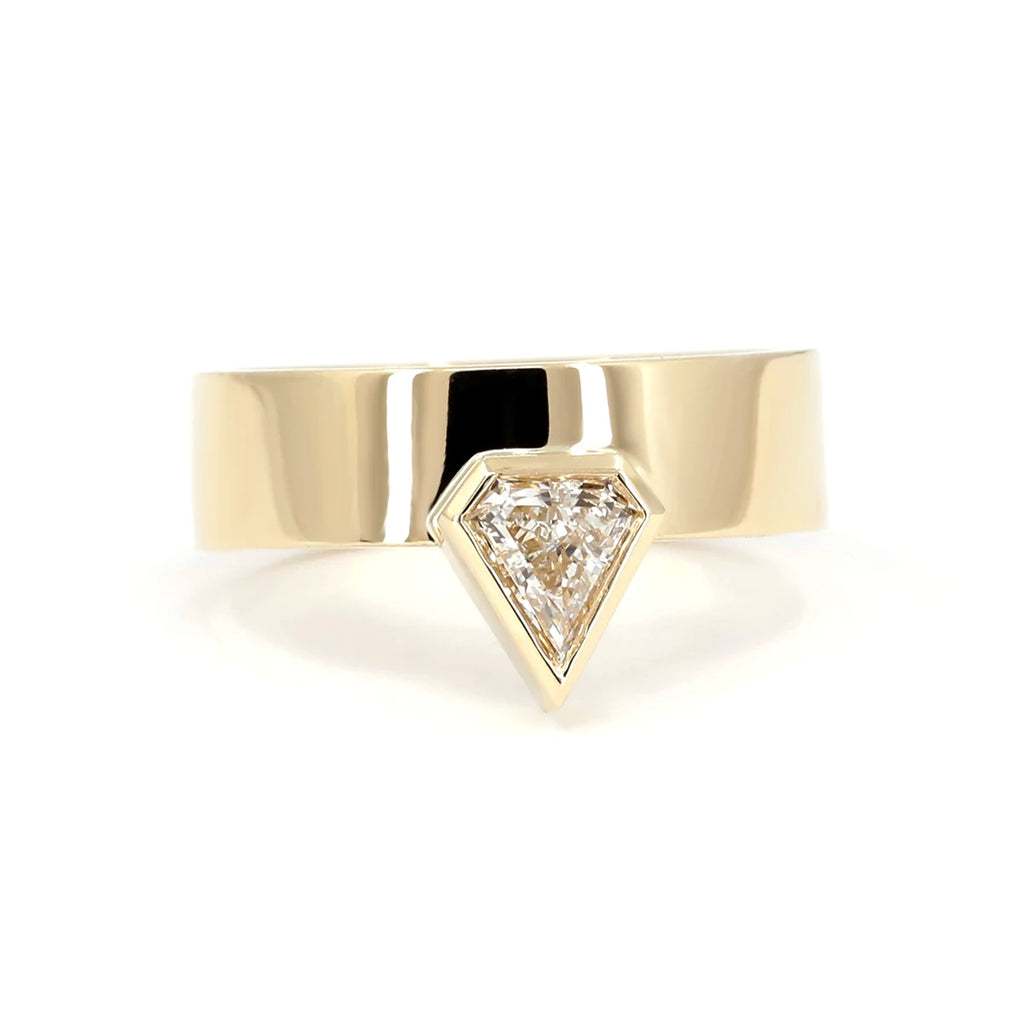 Ring with pentagonal diamond mounted on yellow gold with a bezel setting, this alternative engagement ring is a unique creation of its kind, available for sale at the Ruby Mardi jewelry store in Montreal, specialist in contemporary fine jewelry made in Canada.
