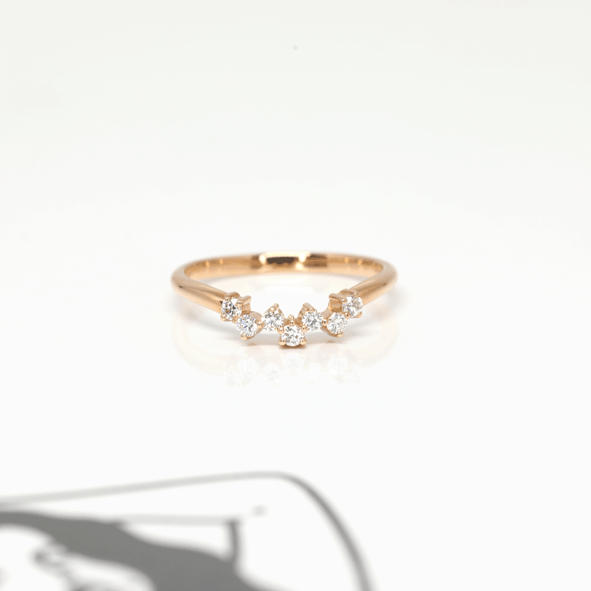 An animated gif showing a diamond wedding band shinning. It’s a rose gold bridal piece that was handmade locally in Montreal. 