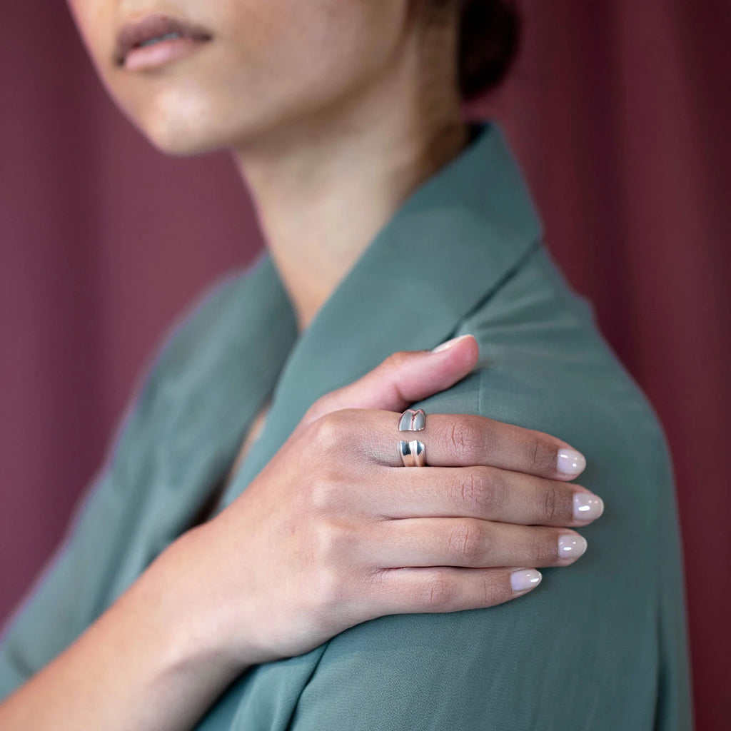 A bold open ring designed by Bena Jewelry seen worn by a young lady. Gender neutral jewel handmade in Montreal and available at jewelry store Ruby mardi.