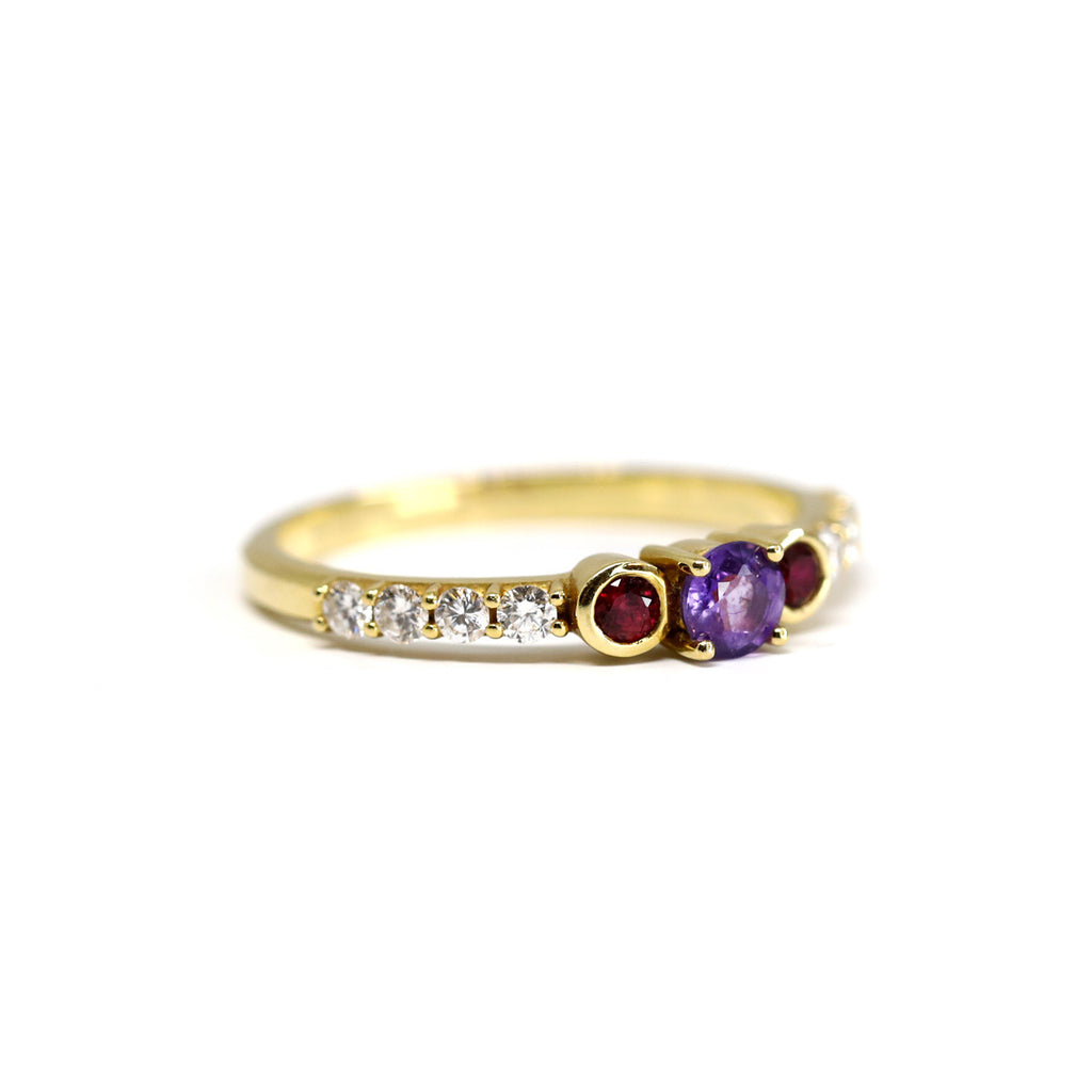 Side view and close up on Sultan Ring by Lico Jewelry : a one-of-a-kind gold ring featuring a violet sapphire, 2 rubies and 8 diamonds on the band.