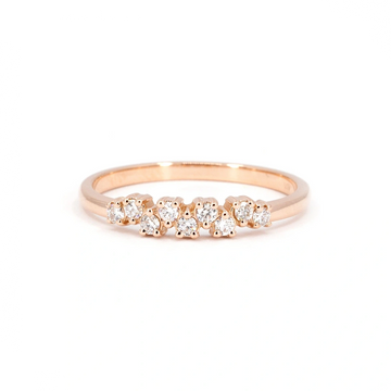 Rose gold wedding band featuring an elegant row of round diamonds in an alternating high-low alignment. A modern design crafted by Ruby Mardi in Montreal.