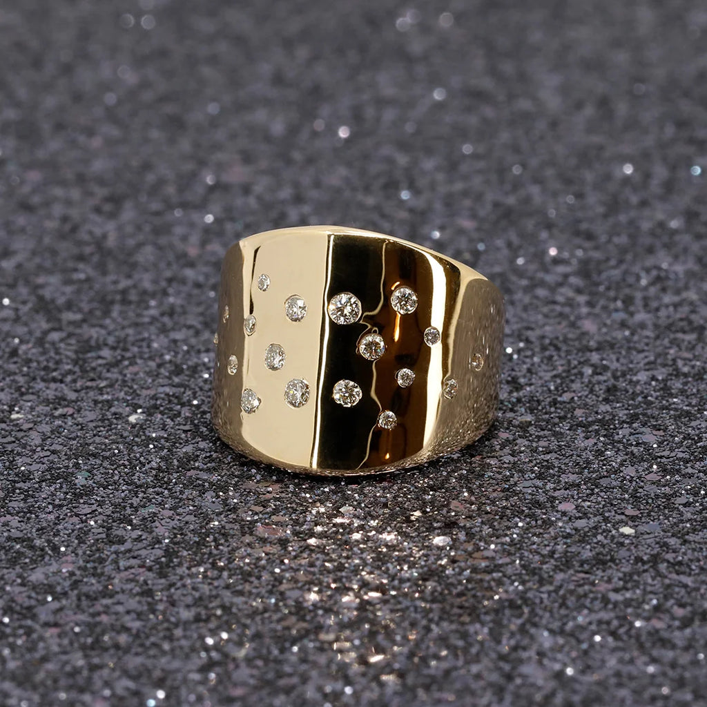 Bena Jewelry presents the Lump ring in yellow gold with diamond, this unisex ring with an edgy style is a piece of jewelry made in Canada by independent jewelry designer Bena Jewelry and available for sale at the Ruby Mardi jewelry store located in Montreal.