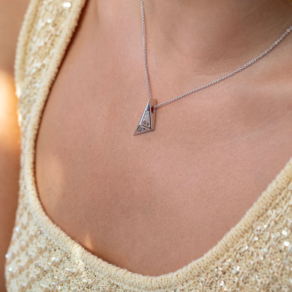 Ruby Mardi fine jewelry – Bena Jewelry Diamond Pyramid Pendant in 14k white gold, shown worn on the neckline. Modern unisex necklace with angular pyramid design, set with white and golden-brown diamonds for a bold, contemporary look.