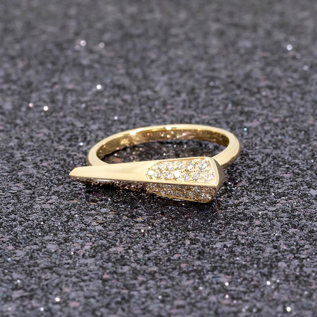 Bena Jewelry presents the Spine ring made in yellow gold with diamonds for a unisex, edgy and geometric style. This designer ring is made in Canada and distributed at the Ruby Mardi jewelry store in Montreal and a specialist in original fine jewelry.