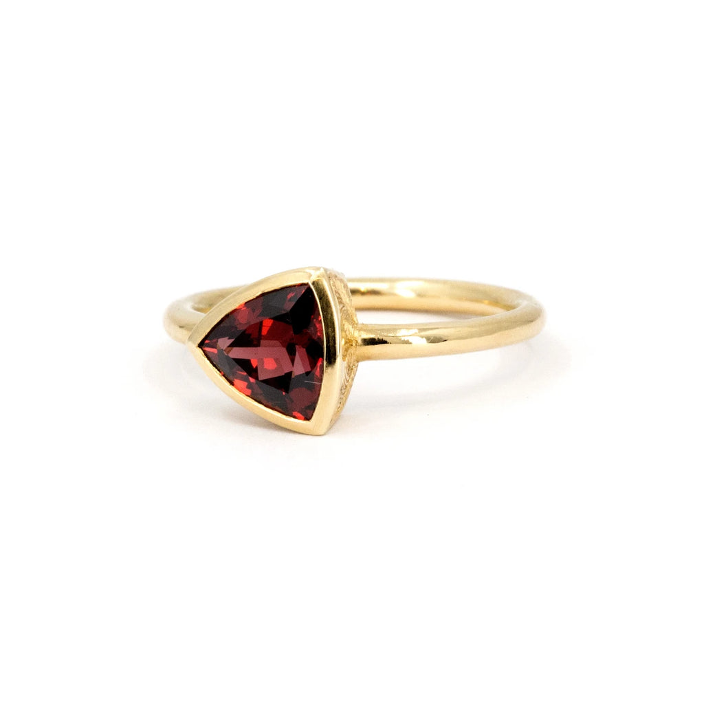 Side view of a beautiful red garnet gold ring, showcasing its intricate design and expert craftsmanship. Handcrafted in Montreal by Sheena Purcell and available exclusively at Ruby Mardi.