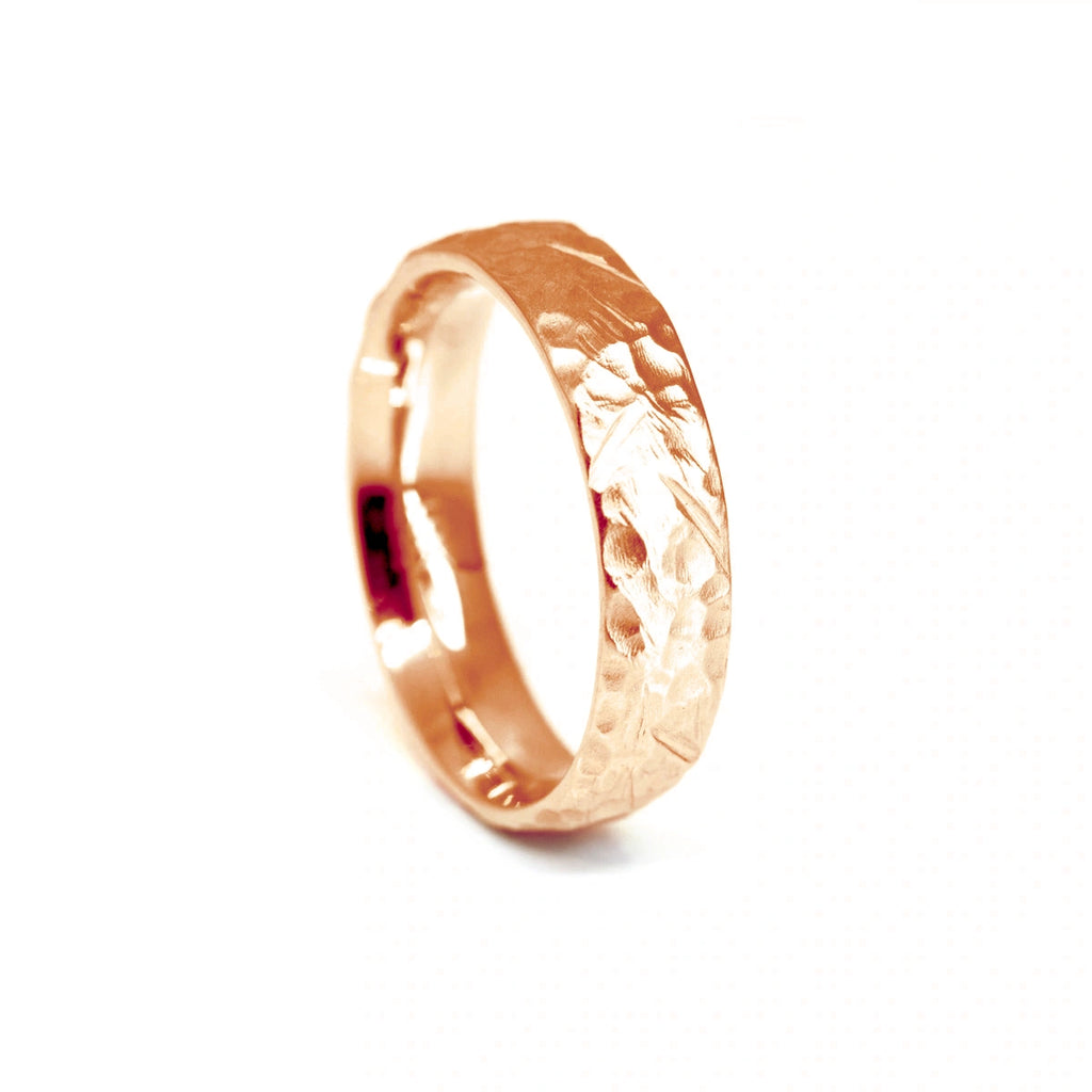 The Ruby Mardi jewelry store presents the rustic and hammered bangle by jewelry designer Sheena Purcel, made in rose gold in different alloys. Made in Canada, in its Montreal workshop, this men's wedding ring is a one-of-a-kind piece of wedding jewelry that is truly out of the ordinary.