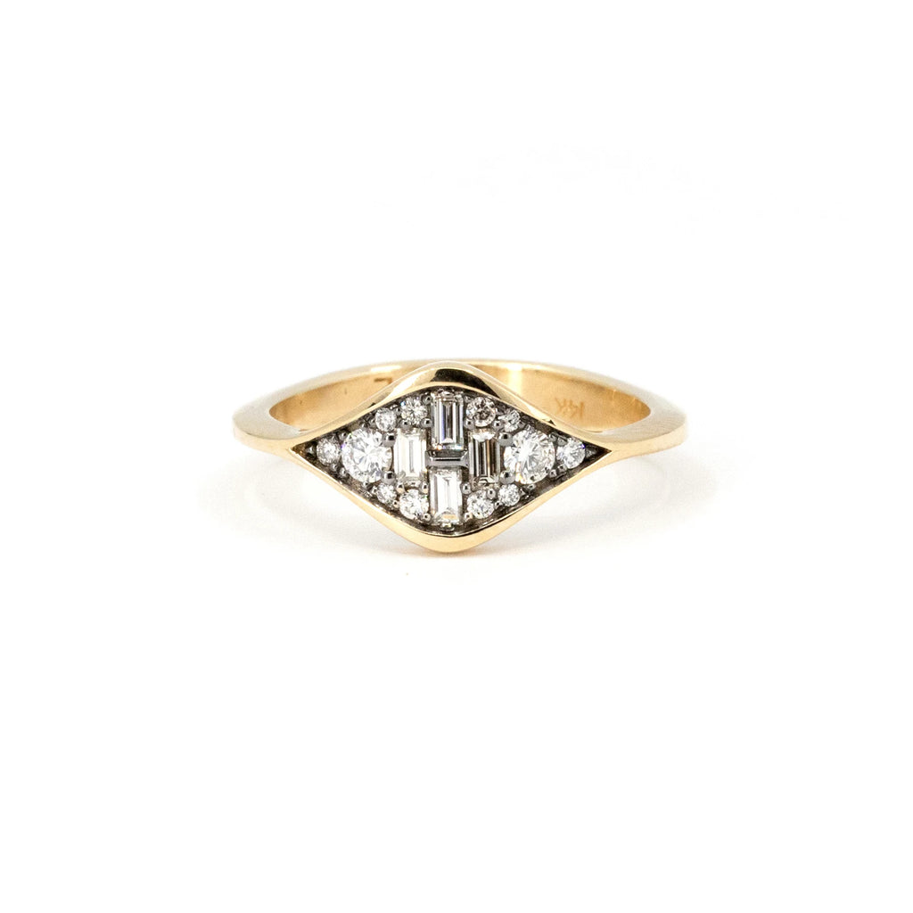 Independent jewelry designer Oleg Leybman presents this alternative engagement ring with baguette and round diamonds arranged together to give a classic, art-deco style. Made in Canada, this alternative bridal ring is in yellow gold and is available for sale at the fine jewelry store Ruby Mardi located in Montreal, in Little Italy and in the Villeray district.