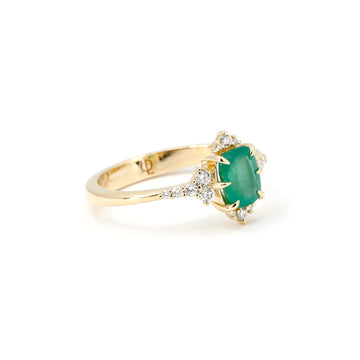 Independent jewelry designer Oleg Leybman presents this handmade yellow gold ring with an emerald and diamonds. Made in Canada, this alternative engagement ring with a cushion-shaped green gem is exclusive for sale at the best jewelry store in Montreal, Ruby Mardi, specialist in alternative wedding rings.