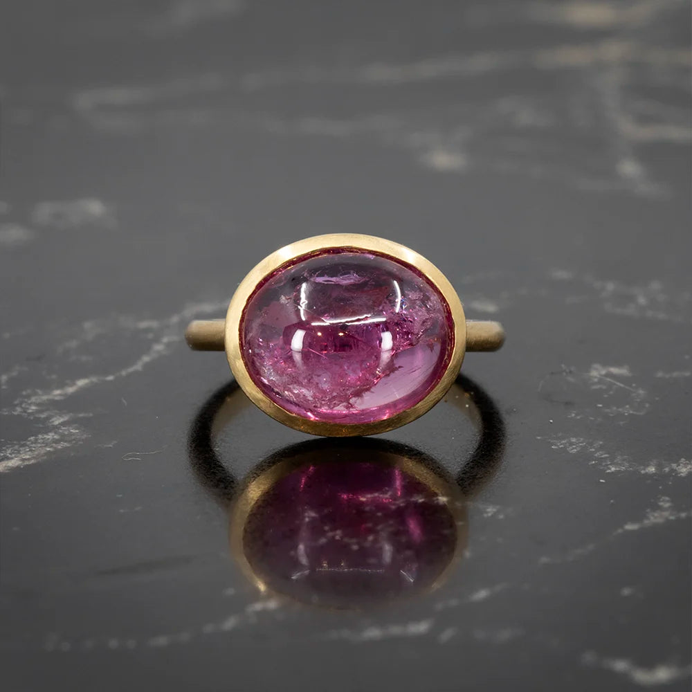 Bold cabochon ruby ring by Janine Jewels, set in a minimalist yellow gold bezel. A striking statement piece available at Ruby Mardi, Montreal.