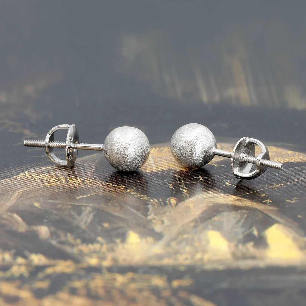 The Ruby Mardi jewelry store presents white gold ball-shaped stud earrings with a splendid matte texture. This handmade piece of jewelry is made by independent jewelers VCL in Montreal and available at the Ruby Mardi jewelry store specializing in unique creations by Canadian jewelry designers.