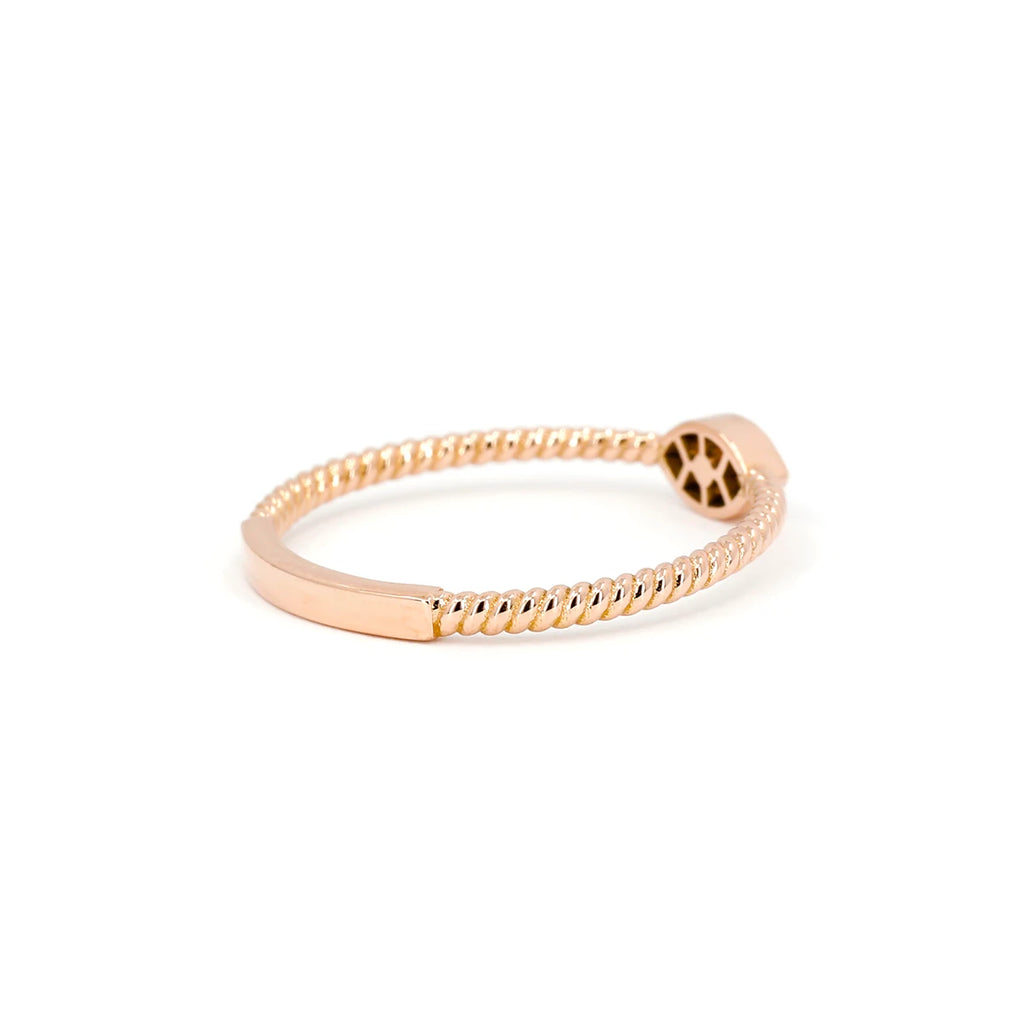 Back view of a minimalist rose gold ring with a twisted band and flat sizing area. Designed by Oleg Leybman and handcrafted in Toronto. Available at Ruby Mardi, Montreal.








