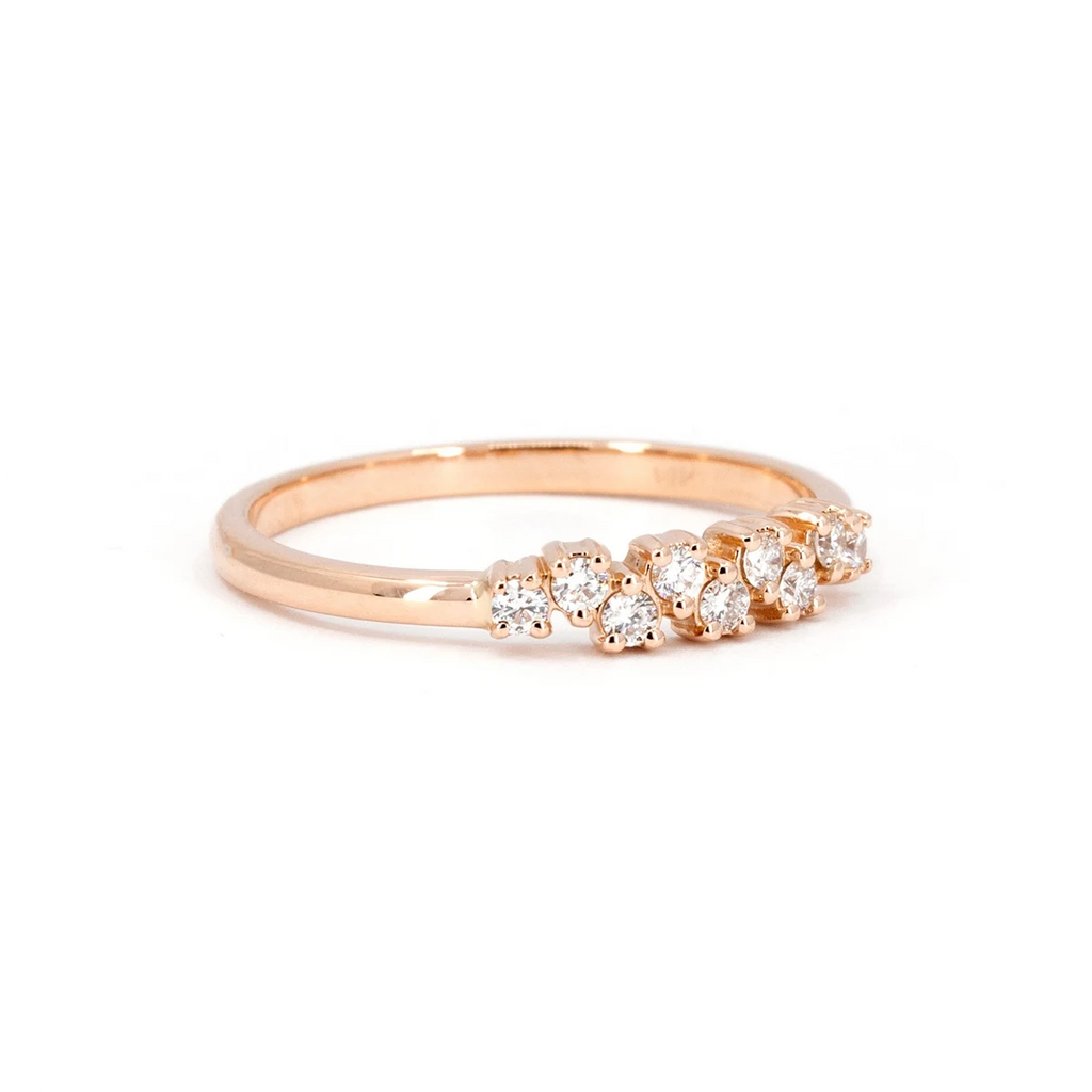 Wedding band in rose gold with round diamonds arranged in a unique high-low pattern. A contemporary creation by Ruby Mardi, crafted in Montreal.