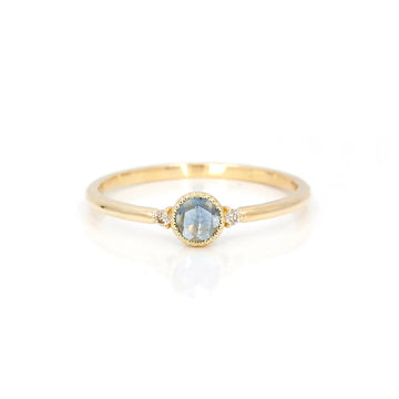 This pretty engagement ring is made with a rose cut Montana sapphire with two small diamonds surrounding the stone. Made in yellow gold, this alternative bridal jewelry is made in Quebec by the independent jewelry designer Émigé exclusively at the fine jewelry store of Canadian artisan jeweler and specialist in custom jewelry Ruby Mardi.