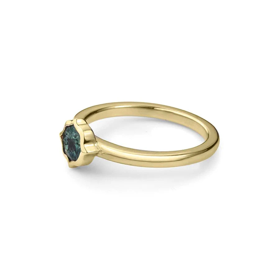 Bramston Goldsmithing, an independent Canadian jewelry designer, presents a one-of-a-kind, alternative engagement ring made in Canada. Mounted with a Montana sapphire with a green tint, this yellow gold ring is a custom creation available for sale at the Ruby Mardi jewelry store specializing in bridal jewelry in the Villeray and Rosemont district.