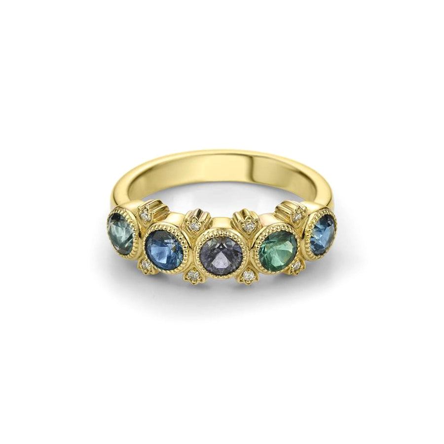 Ruby Mardi jewelry, specialist in fine jewelry from independent designers, presents the Grace ring from Canadian jeweler Bramston Goldsmithing. Set of teal and blue-green sapphire, with small round diamonds and mounted on yellow gold, this ring is an extraordinary custom creation and immediately available for sale in our jewelry gallery.