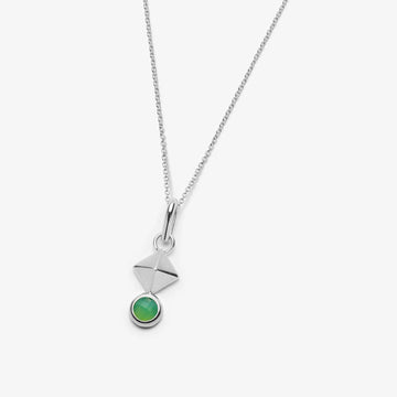 The splendid silver pendant from Quebec designer Véronique Roy presents her new collection of ready-to-wear jewelry. Made with a natural green gem, this jewel is available for sale at the Ruby Mardi jewelry store in Montreal, which specializes in fine jewelry made in Canada by independent artisan jewelers.