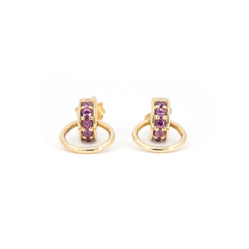 Rhodolite garnet door knocker stud earrings in yellow gold by Bena Jewelry, designer fine jewelry made in Montreal, Canada. Contemporary unisex design with pink-purple rhodolite garnets set in a vertical bar and a gold circular hoop detail. Elegant yet edgy earrings photographed on white background for Ruby Mardi.