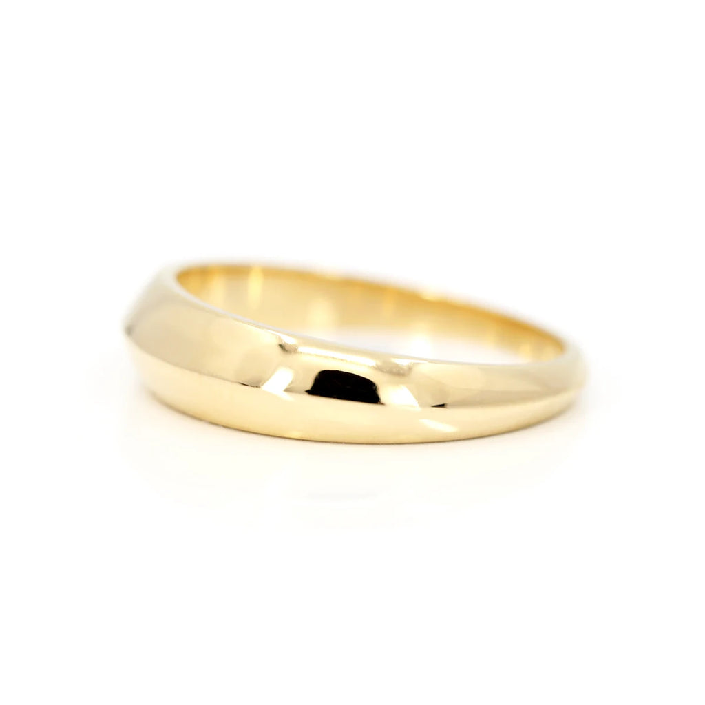 Splendid wedding band for men in yellow gold with a dome to give a unique style to this custom-made wedding ring in Montreal at the Ruby Mardi jewelry store, specialist in alternative engagement rings and contemporary fine jewelry made in Canada by independent jeweler artisans.