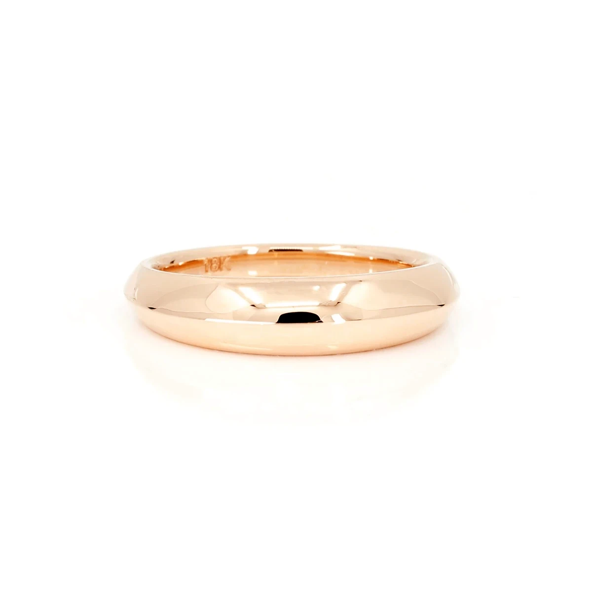 Ruby Mardi jewelry specializes in men's wedding jewelry including yellow gold wedding rings. Made in our studio in Montreal, the fine jewelry is made by experienced jeweler craftsmen. Available for sale we can also create custom jewelry and engagement rings.