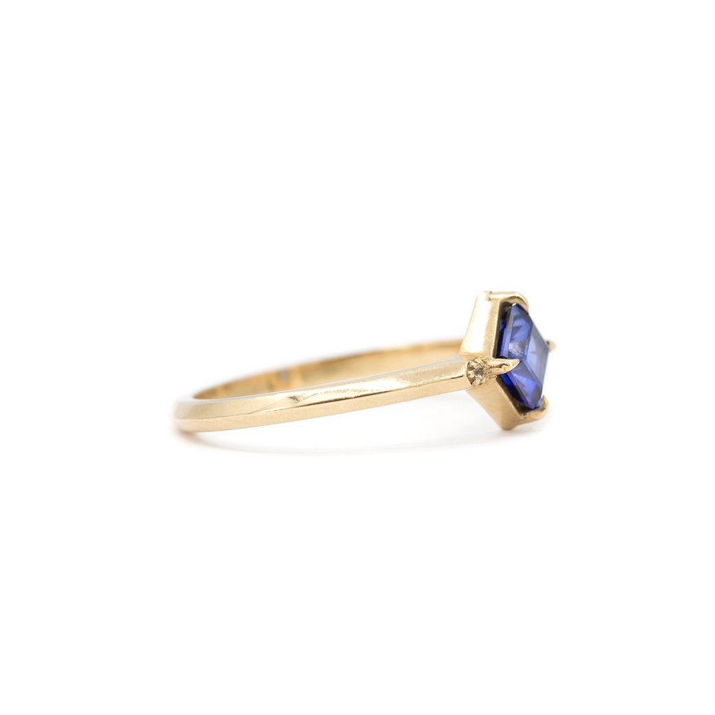 Side view of square blue sapphire ring in yellow gold with diamond accents, minimalist engagement ring by Liane Vaz for Ruby Mardi.