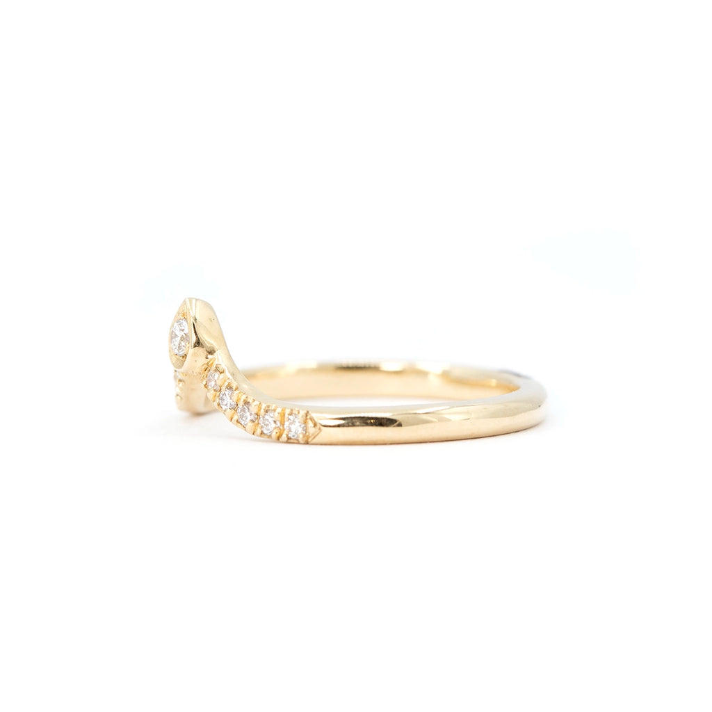 Side view of Ruby Mardi 14k yellow gold diamond wave wedding band by Toronto designer Yuliya Chorna. Elegant crown-style ring with pavé-set diamonds along the curve and a pear-shaped gold detail holding a round diamond at the peak. A modern and refined wedding band designed to nest with engagement rings or shine on its own. Fine jewelry available at Ruby Mardi.