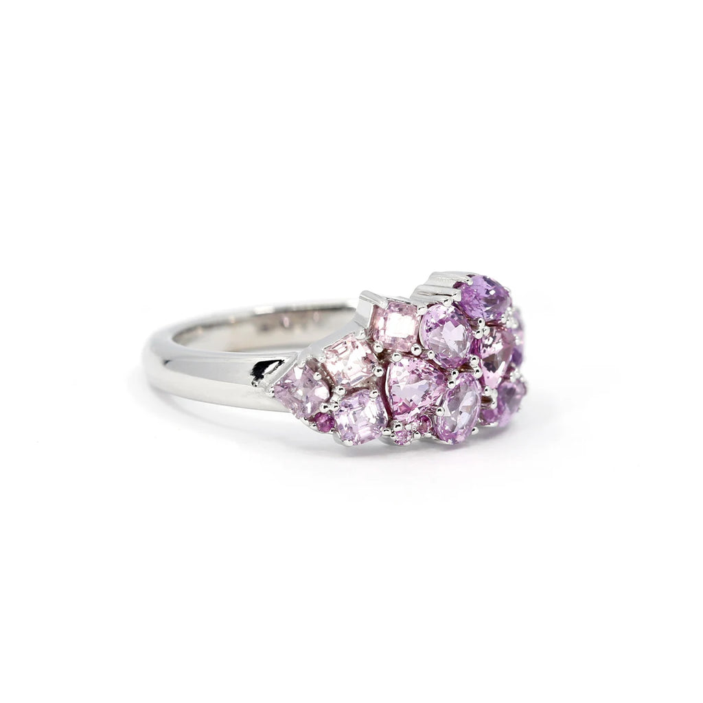 This white gold Berry Mousse ring is made with pink sapphires of various shapes. Handmade in Montreal by independent jewelers, this jewelry is made of natural purple gems. Jewelry available for sale at the Ruby Mardi jewelry store.