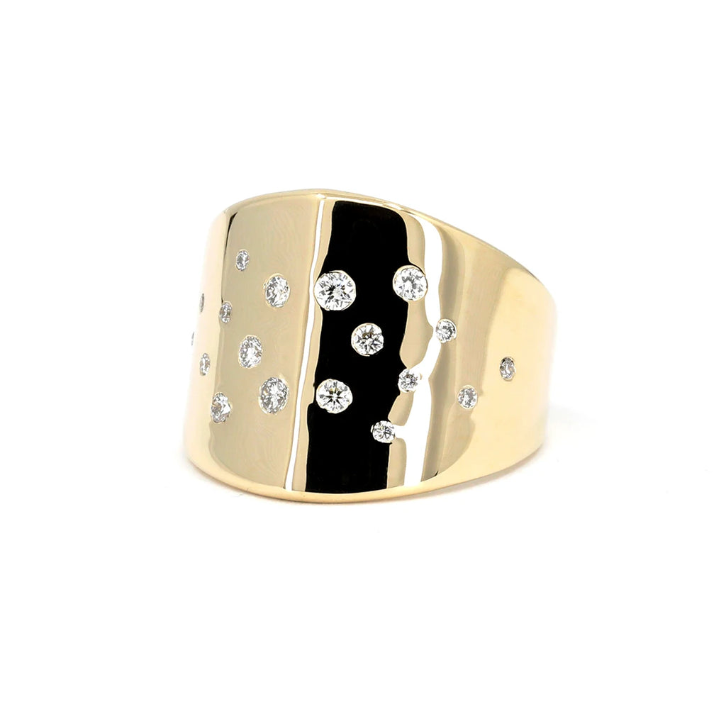 The Lump diamond ring is an edgy and unisex jewel made in yellow gold with minimalist style and a large volume of metal. Made in Montreal by independent jewelry designer Bena Jewelry and immediately available for sale at the fine jewelry store Ruby Mardi, specialist in Canada in one-of-a-kind jewelry.