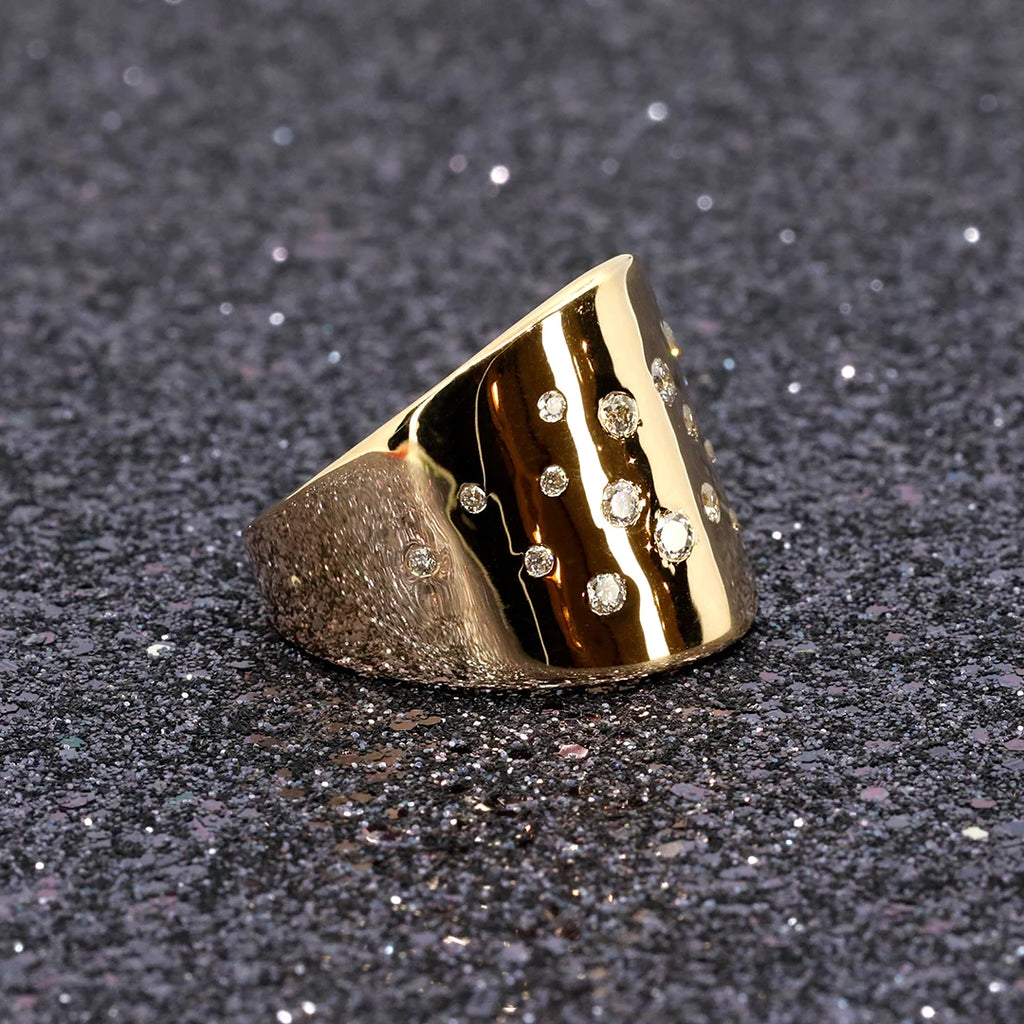 This yellow gold ring with round diamonds and a minimalist bold style is made by independent jewelry designer Bena Jewelry in collaboration with the Ruby Mardi jewelry store located in Rosemont and Villeray. It is the only fine jewelry gallery in Canada.