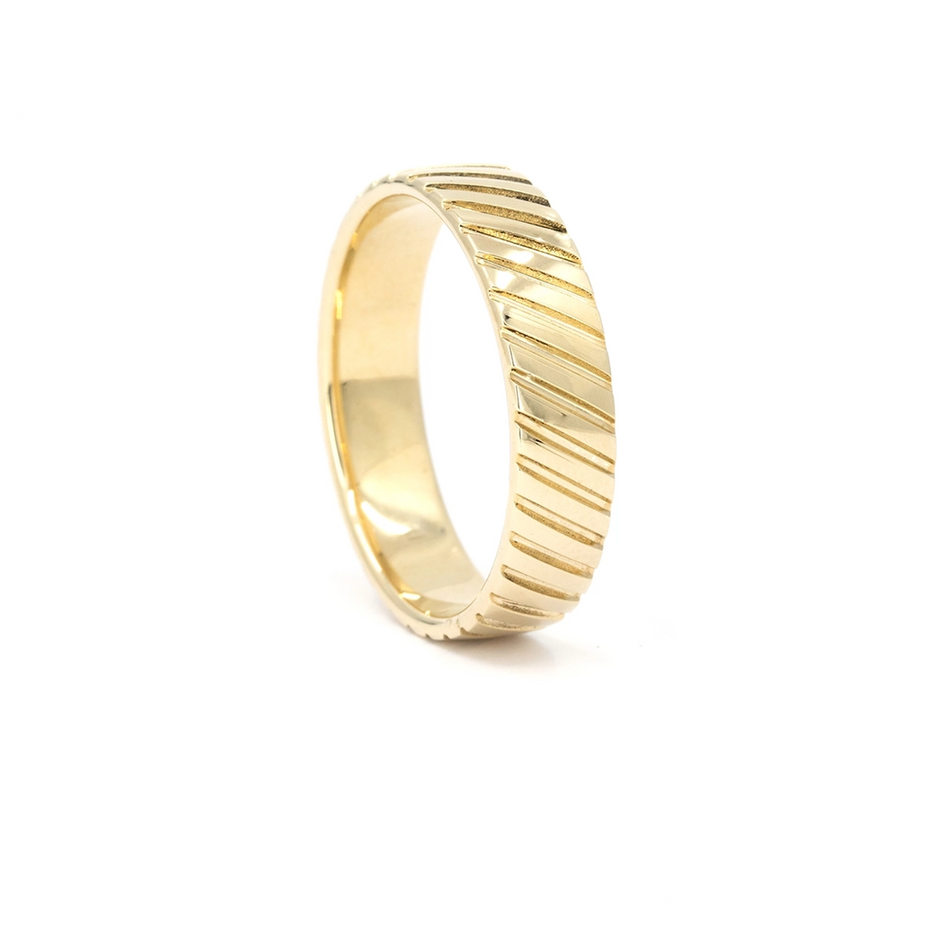 Strata gold wedding band with embossed diagonal lines, polished finish, minimalist men’s ring handcrafted in Montreal by Ruby Mardi.