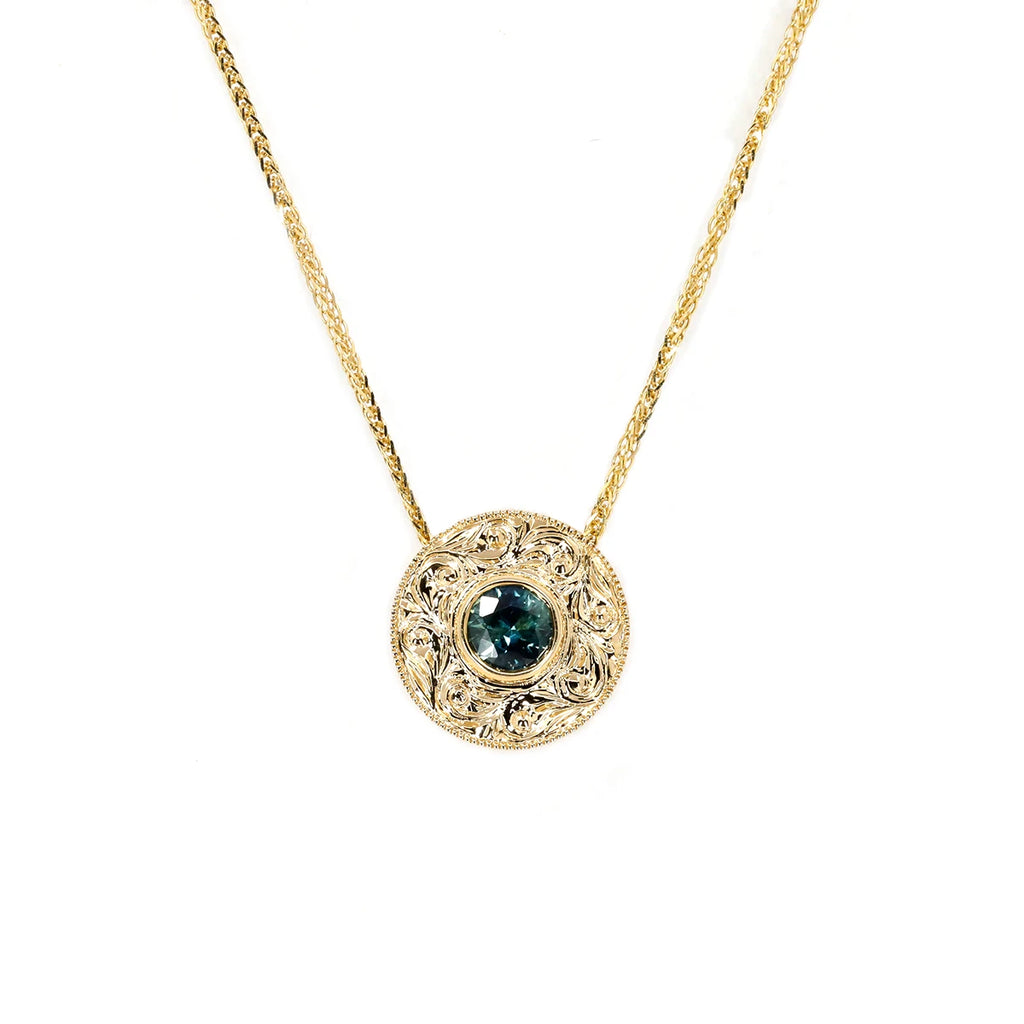 The Montreal jewelry store Ruby Mardi presents the fine jewelry of Deborah Lavery, Canadian jewelry designer, splendid pendant in yellow gold with a magnificent teal sapphire in a round shape with a handmade partern. This fine piece of jewelry is available for sale at our jewelry gallery and biouterie located in the Rosemont and Villeray district.