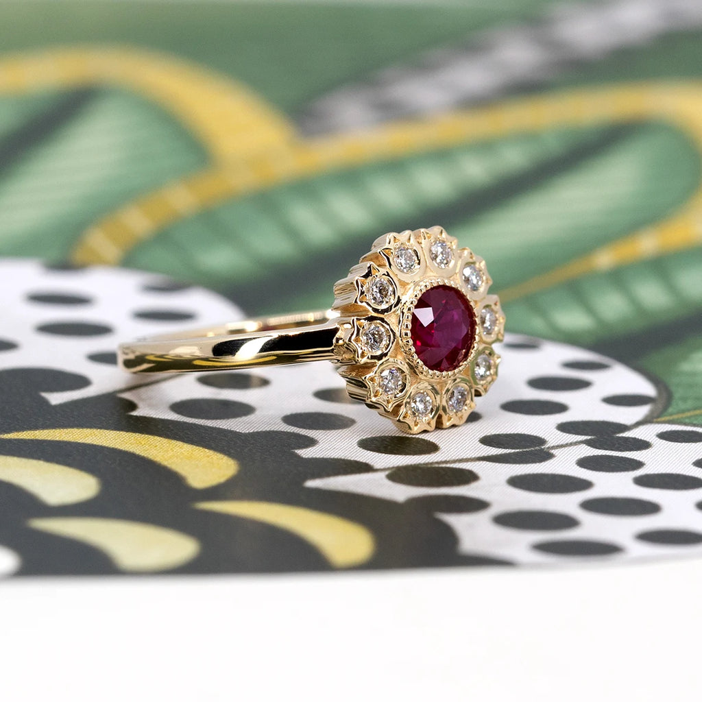 Bramston Goldsmithing, an independent Canadian jewelry designer, presents the engagement ring with a round-shaped ruby and a diamond halo with a delicate and original style. This elegant bridal ring is available for sale in Montreal in the Rosemont and Villeray neighborhood jewelry store specializing in fine jewelry and wedding rings, the Ruby Mardi jewelry gallery.