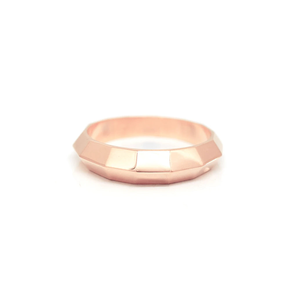 Splendid wedding ring for men made in pink gold with large facets to give it an edgy and atypical style. Men's jewelry is made in Montreal by the fine jewelry store Ruby Mardi specializing in the creation of custom engagement rings and wedding bands, made in Canada by ethical and recognized artisan jewelers.