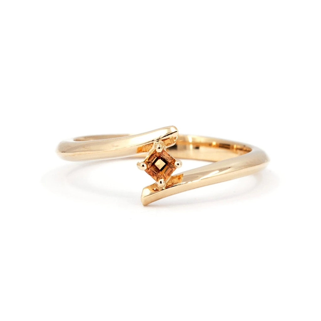 Ruby Mardi jewelry presents this delicate yellow gold ring with a splendid peach-colored sapphire, made in Montreal. This alternative bridal jewelry with colored gemstone is handcrafted by Quebec jewelers. Available for sale immediately in the Rosemont and Villeray district.