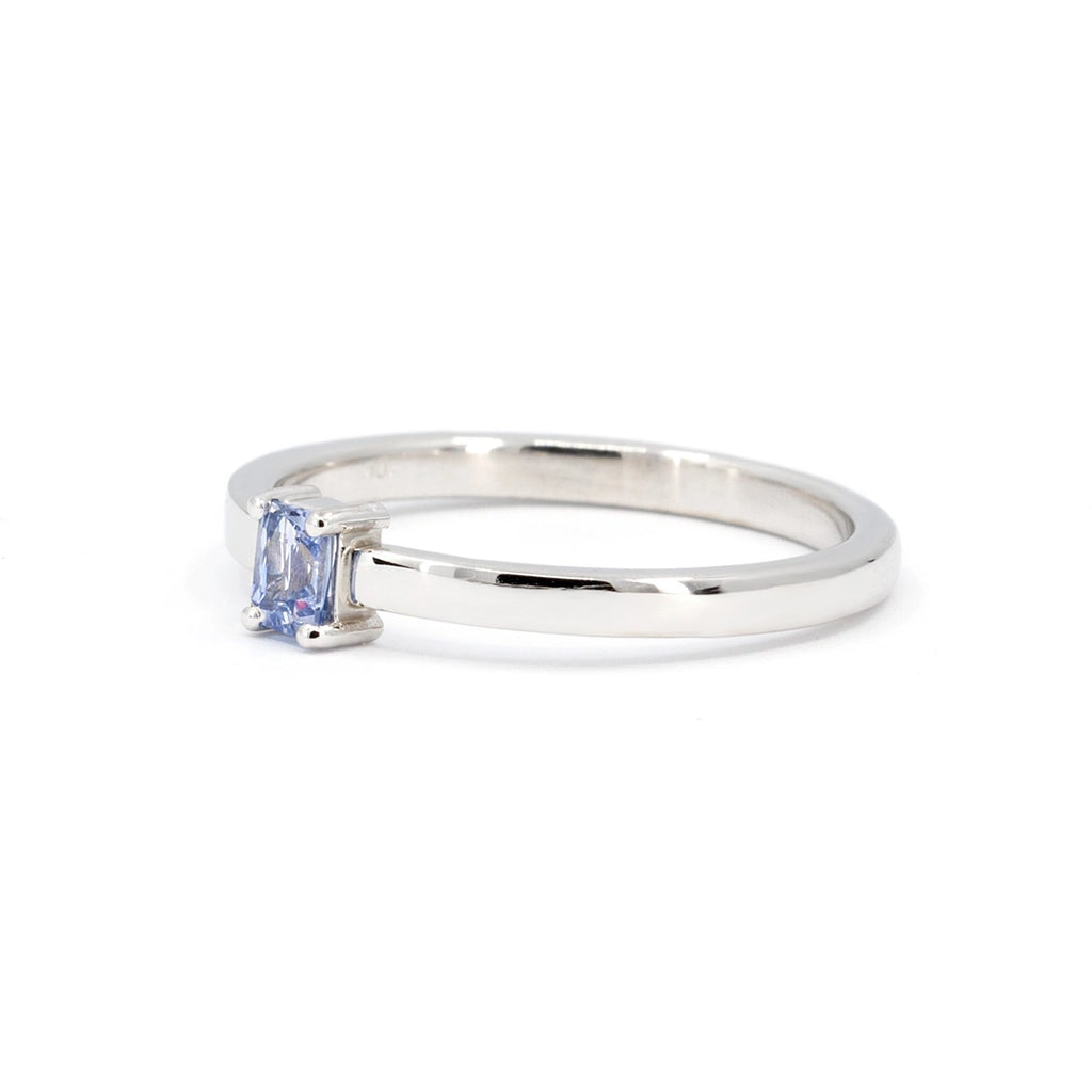 This splendid engagement ring in white gold set with a natural light blue sapphire, is a custom-made bridal ring in our Montreal workshop, in the heart of the Little Italy and Villeray, Rosemont neighborhoods. This unisex and original engagement ring is made in Canada by the Ruby Mardi jewelry store.