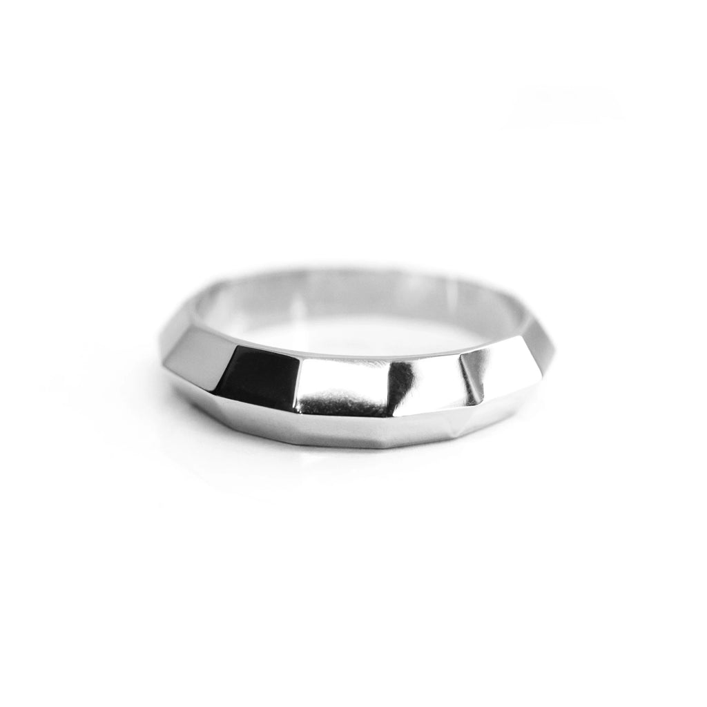 This white gold ring is a men's wedding ring with an edgy and timeless touch. The ring is made in white gold and it is immediately available for sale at the Ruby Mardi jewelry store where we can make this custom wedding jewelry. The fine jewelry is made in Montreal by local jewelry artisans.
