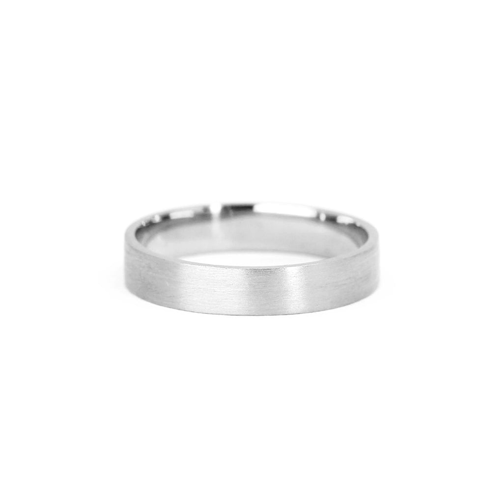 The Ruby Mardi jewelry store in Montreal presents this wedding ring for men in white gold with a matte finish, this splendid wedding jewel is custom-made by independent jewelers.