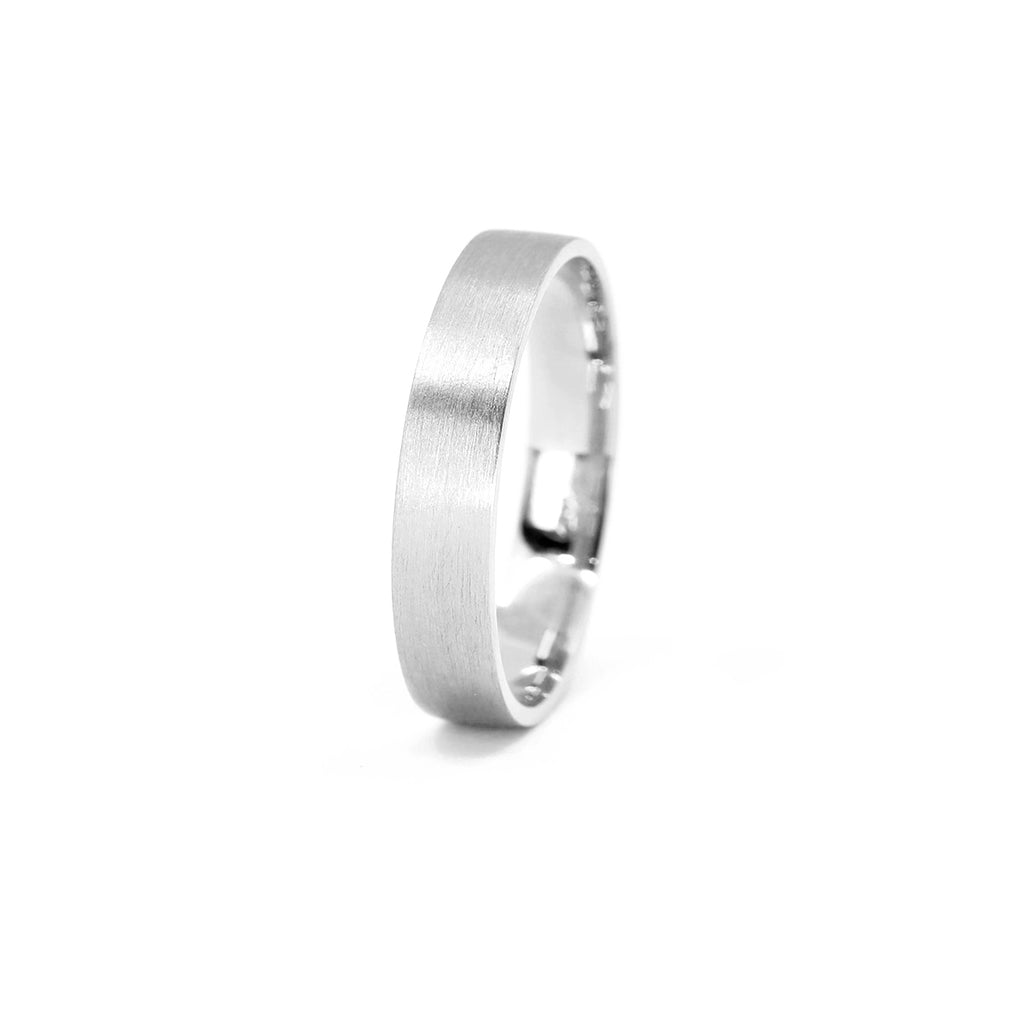 This men's wedding band in white gold with a matte finish is made in Montreal by the Ruby Mardi jewelry store, specialist in custom engagement rings and wedding jewelry. This piece of jewelry is available for sale in store or online.