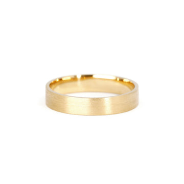 This wedding band is made in yellow gold in Montreal by Ruby Mardi jewelry, a specialist in classic and alternative bridal jewelry. The finish of this ring is matte to have an elegant and timeless effect. Custom made in Canada by independent jewelry artisans.