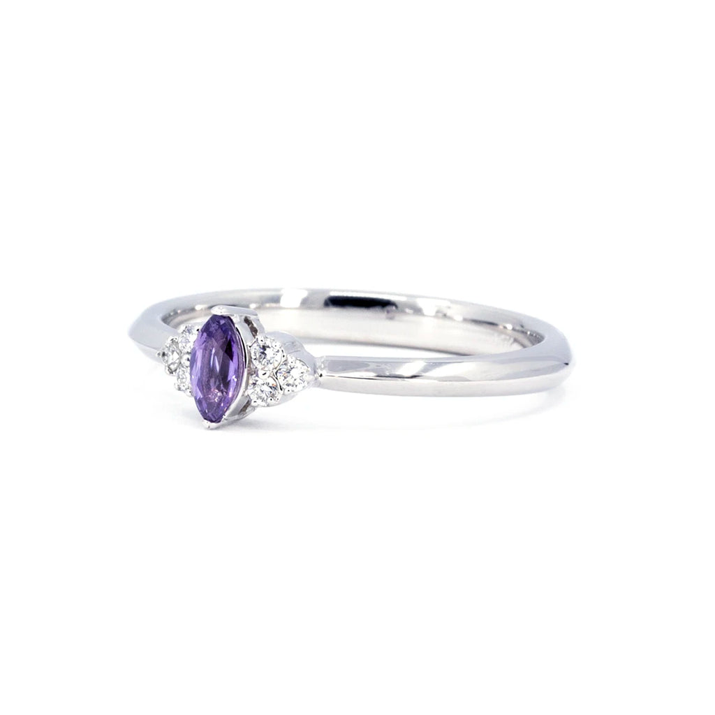 The side view of the fincailles ring made by the Canadian jewelry store Ruby Mardi is made with a marquise-shaped purple sapphire and with splendid white natural diamonds. Mounted on gold, this bridal ring is made in Canada by independent jewelry artisans in Montreal.
