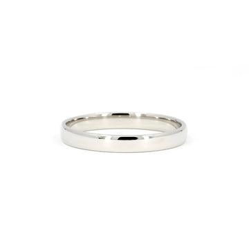 The best Ruby Mardi jewelry store located in Montreal presents the men's wedding band in white, with a minimalist and timeless style, this bridal ring has a slight dome to give it an elegant touch. This wedding jewel is available for sale at our showroom in the heart of Little Italy in Montreal.