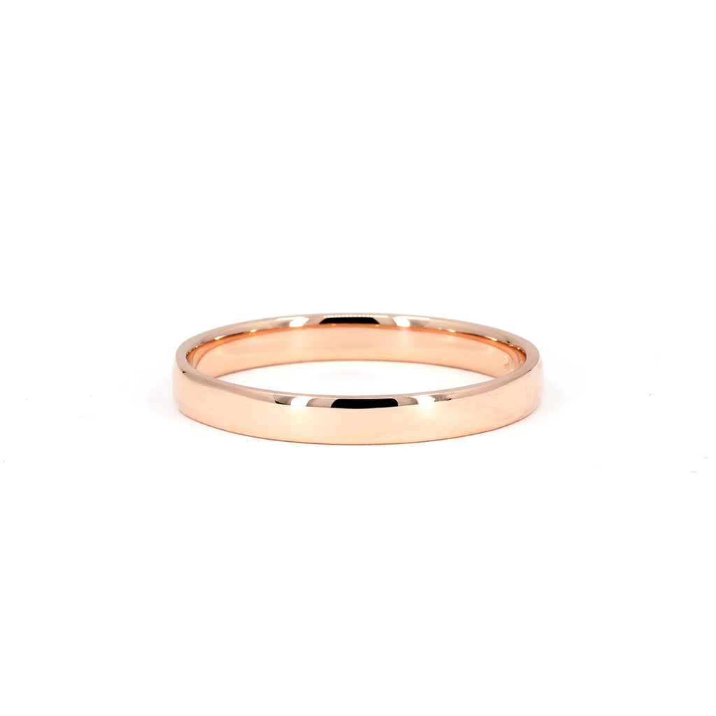 This men's wedding ring is made in rose gold in Canada by the Ruby Mardi jewelry store, located in Montreal and specialized in custom wedding jewelry. Made by an independent jeweler, this wedding band is simple and timeless.