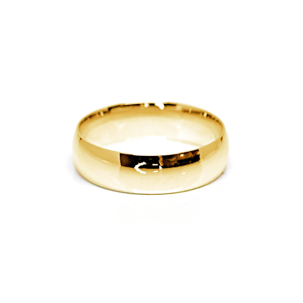 This splendid men's band in yellow gold is a bridal ring with a slight dome, custom-made in Montreal and available for sale at the Ruby Mardi jewelry store, specialist in custom-made fine jewelry and other classic or alternative engagement rings in Rosemont, Little Italy and the Villeray district.