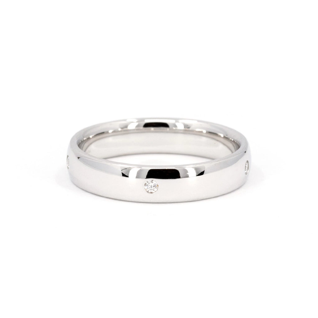 Best jewelry store in Canada Ruby Mardi handcrafted this original wedding band for men who wants a little sparkle. The 4mm ring is in white gold and was pimped with 5 small round brilliant diamonds. This designer piece is seen photographed on a white background.
