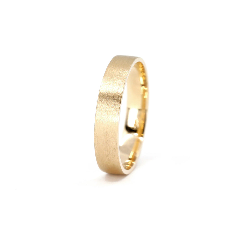 Splendid yellow gold bridal ring for men with a matte finish. This fine piece of jewelry is custom-made at the Ruby Mardi jewelry store in the heart of Montreal's Little Italy by independent Canadian jewelers. Specializing in unique wedding jewelry.