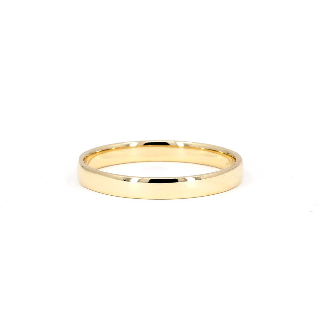 This yellow gold wedding band for men is a classic bridal jewelry made in Montreal at the best Ruby Mardi jewelry store, specializing in engagement rings and custom bridal jewelry made in Canada by independent jeweler artisans. With a minimalist and timeless style, this men's ring is immediately available for sale.
