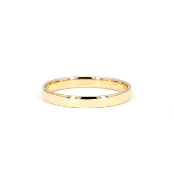 This yellow gold wedding band for men is a classic bridal jewelry made in Montreal at the best Ruby Mardi jewelry store, specializing in engagement rings and custom bridal jewelry made in Canada by independent jeweler artisans. With a minimalist and timeless style, this men's ring is immediately available for sale.