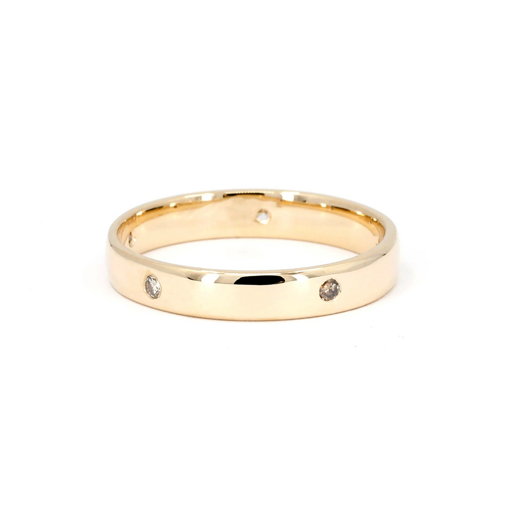 This wedding band is a classic and elegant bridal jewelry. Made in yellow gold and a few small round diamonds, this men's ring is made in Montreal in collaboration with the Ruby Mardi jewelry store located in Montreal and specialist in one-of-a-kind jewelry and engagement rings.