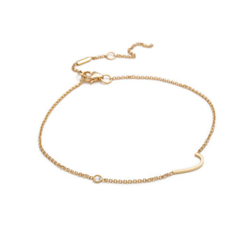 18k yellow gold chain bracelet with half heart detail and Canadian diamond, by Montreal jewelers C’est pas moi, c’est ma soeur. Their jewelry is available at Ruby Mardi, a high end concept store in Little Italy. 