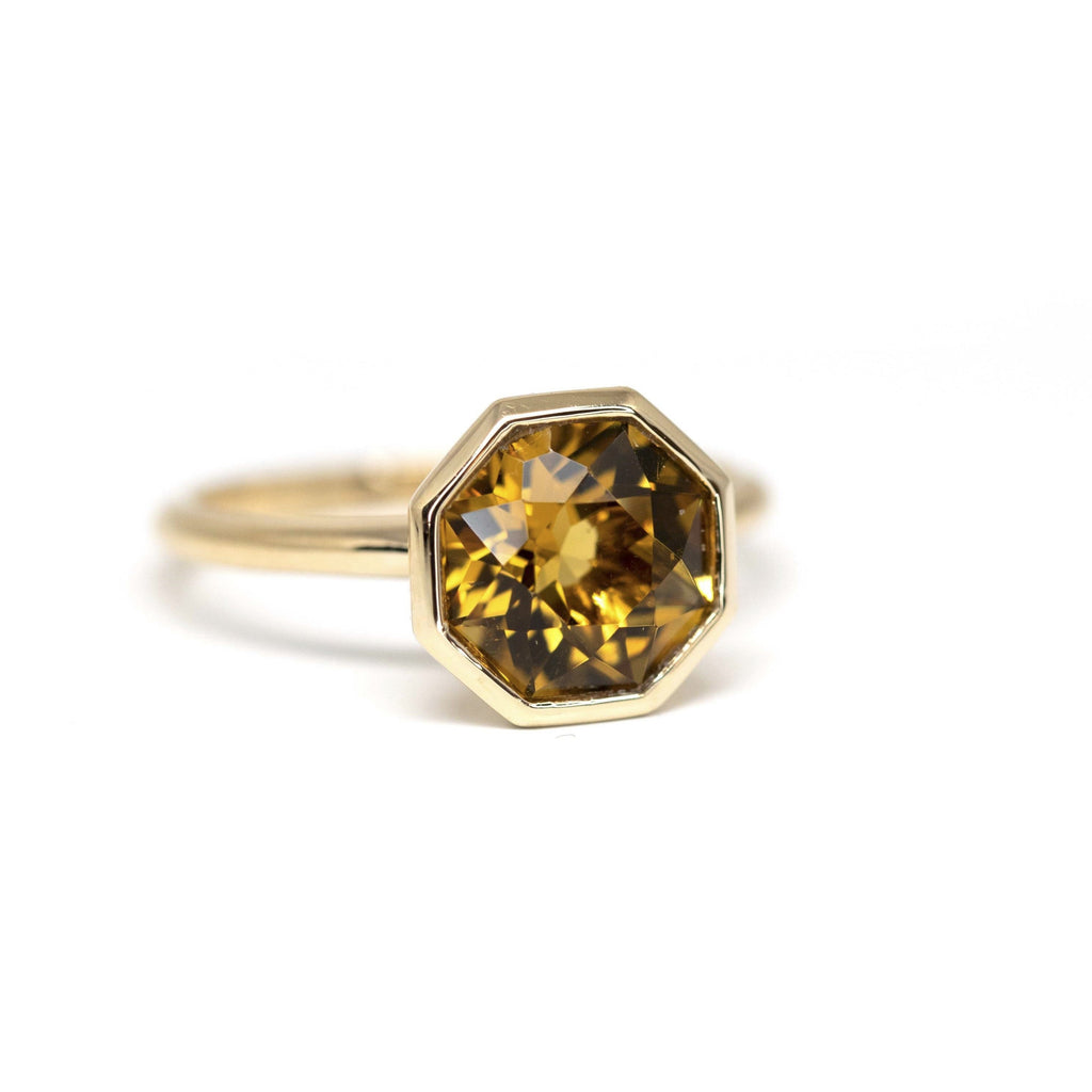 citrine gemstone bezel setting yellow gold statement ring custom made in montreal at boutique ruby mardi best jewelry store in montreal canadian jewellery designer best gallery in canada on white background